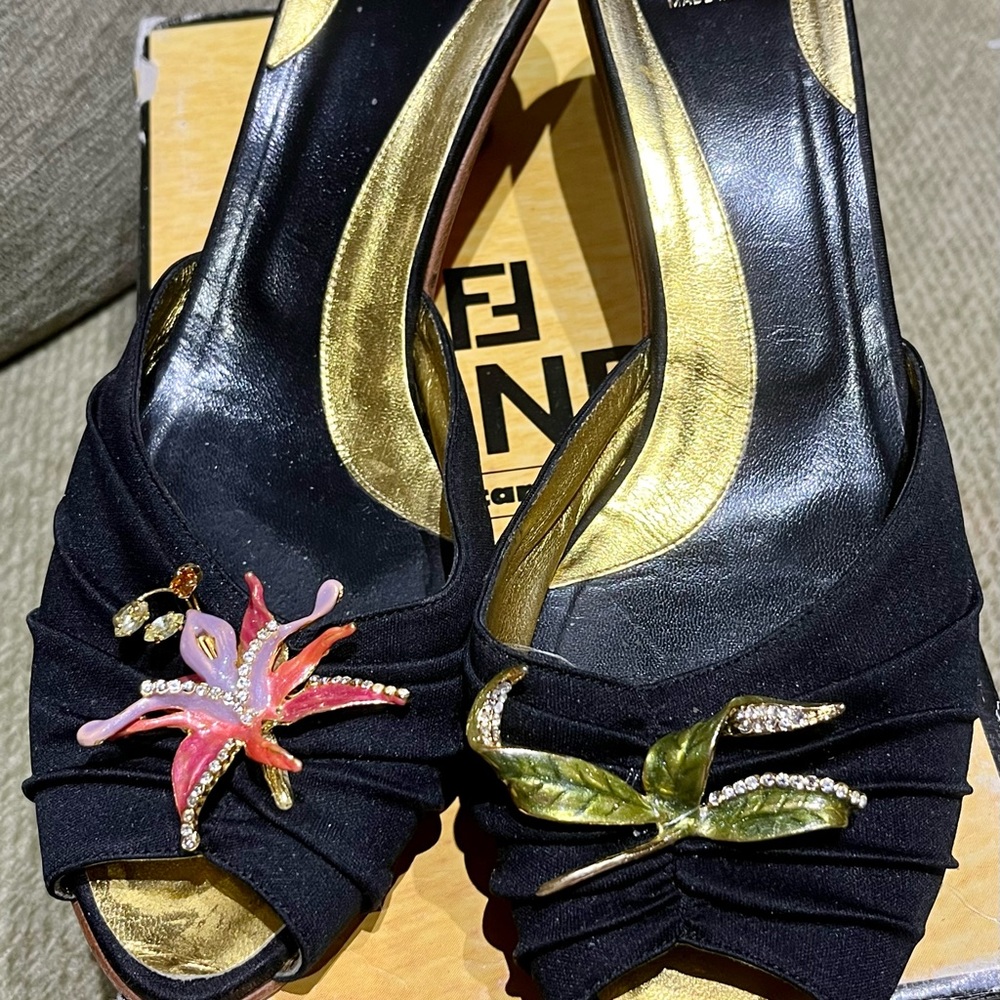 RARE Fendi Black Satin slide shoes with enamel and crystal flowers. Size 10 - Picture 5 of 9